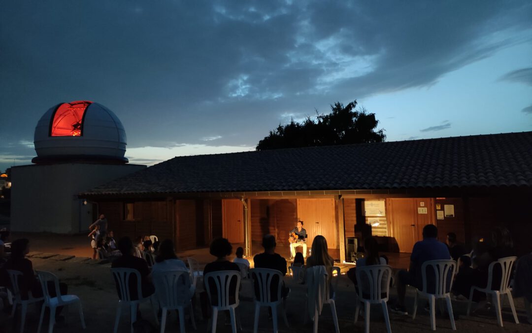 Més de 200 persones visiten el Parc Astronòmic de Pujalt per observar el fenomen dels Perseids.